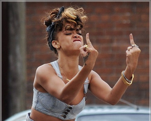 Rihanna-middle-finger-e1326750071261-500x400